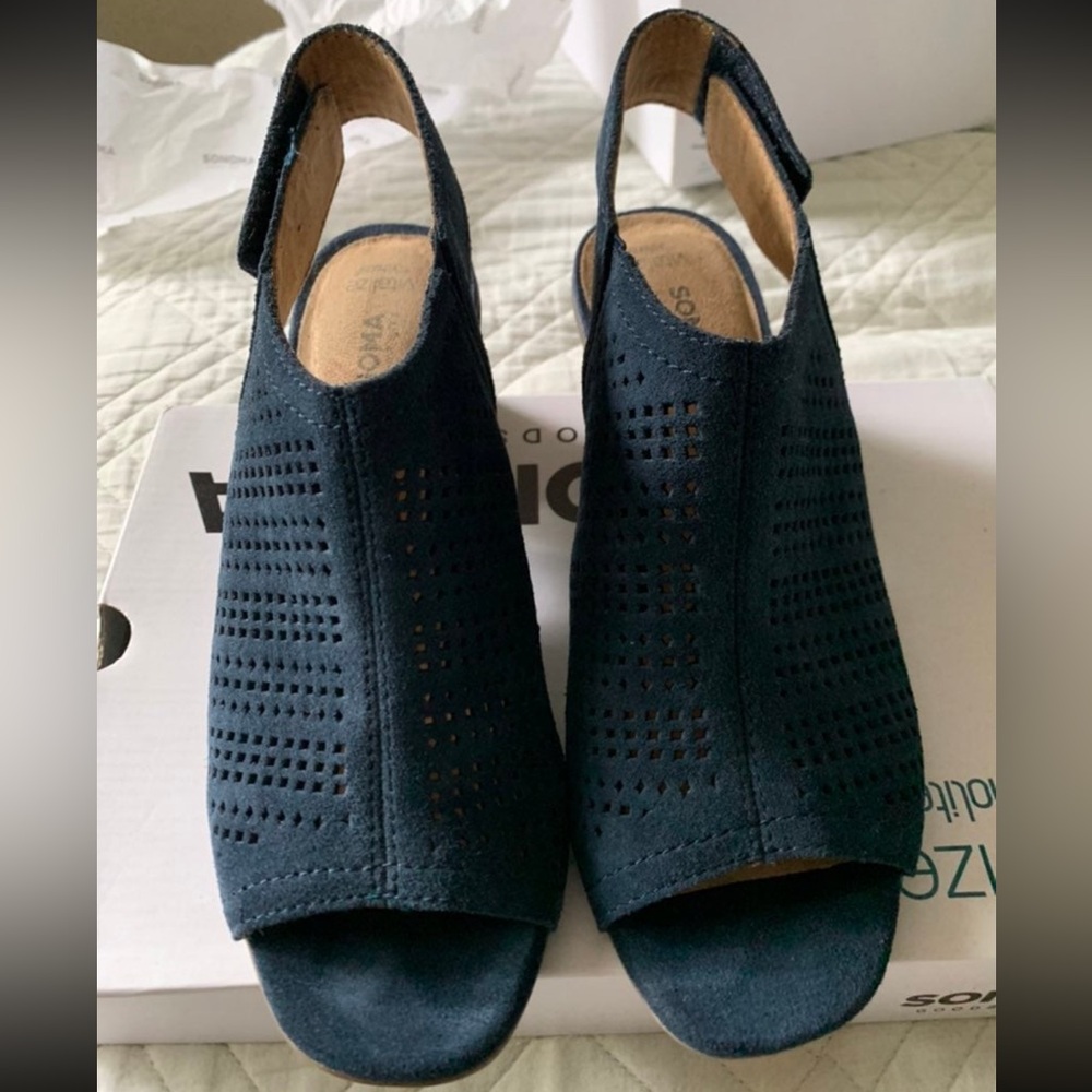 Sonoma Navy Heels